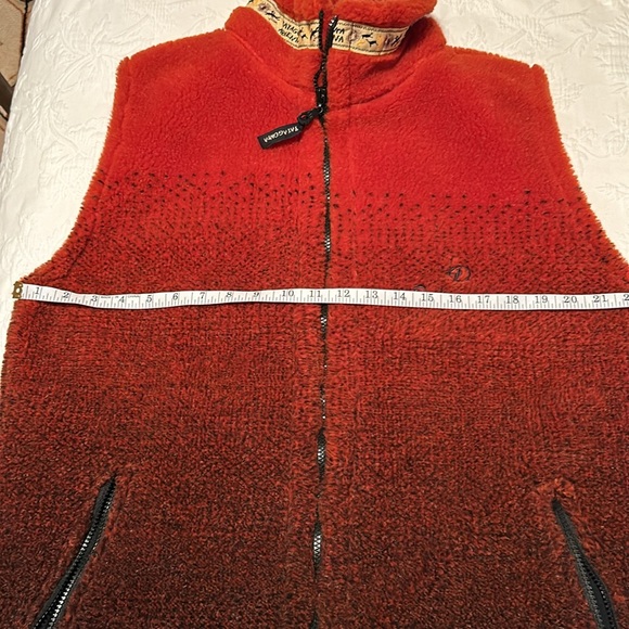 Patagonian Vest! Men’s Medium, color: burnt orange with embroidered back NWOT - Picture 6 of 6